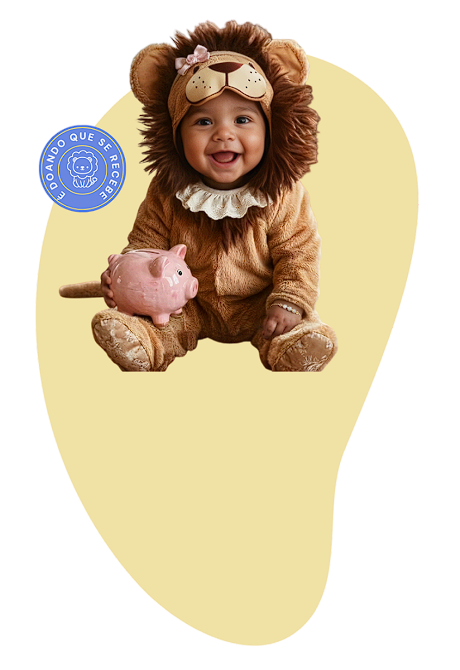 Bebê fantasiado de leão com porquinho de moedas