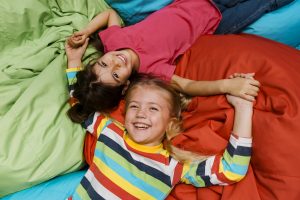 7 brincadeiras fáceis e divertidas para fazer em casa e estimular um bom desenvolvimento nas crianças